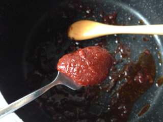 7、饺皮酱香饼,跟着放入番茄酱、甜面酱、豆瓣酱、豆豉香辣酱、韩式辣酱、蚝油、糖、生抽（每放一样就搅拌一下，以免糊锅）