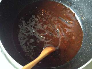 11、饺皮酱香饼,调至粘稠度正好即可（如果早上想吃酱饼，可以头天把酱料做好备用）