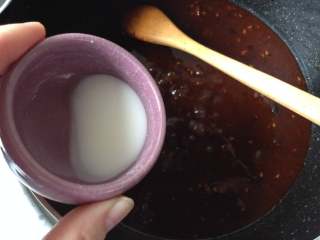 10、饺皮酱香饼,水淀粉再次搅匀，慢慢倒入锅中，边倒边搅拌