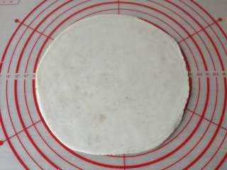 14、饺皮酱香饼,擀成薄点的圆饼