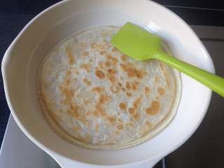 15、饺皮酱香饼,锅中倒适量油，将饼煎至两面金黄