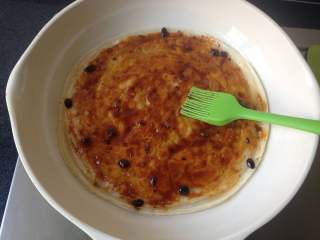 16、饺皮酱香饼,在饼的一面均匀刷上之前熬好的酱料