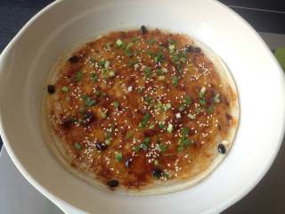 17、饺皮酱香饼,然后均匀撒上熟白芝麻和葱花即可出锅