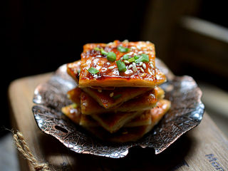 18、饺皮酱香饼,切成小块就可以吃啦，特别香哦