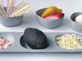 1、缤纷面条披萨,食材准备:细面条100克 熟虾仁10粒 甜椒适量 鸡蛋2粒 牛奶50ml 宝宝芝士100克