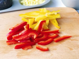 2、缤纷面条披萨,食材处理:甜椒切成小粒