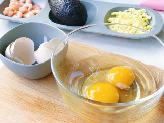 4、缤纷面条披萨,鸡蛋打散