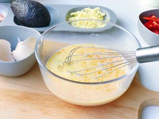 6、缤纷面条披萨,用打蛋轴打散均匀