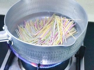 8、缤纷面条披萨,细面条放入锅里 清水没过细面条