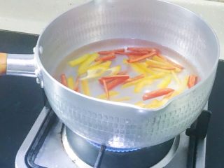 11、缤纷面条披萨,甜椒焯熟