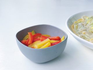 12、缤纷面条披萨,焯好后的甜椒放在一旁备用