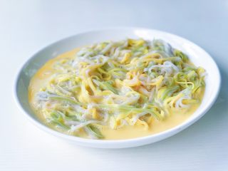 13、缤纷面条披萨,将蛋奶液倒入面条中搅拌均匀