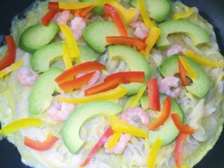 17、缤纷面条披萨,撒上甜椒