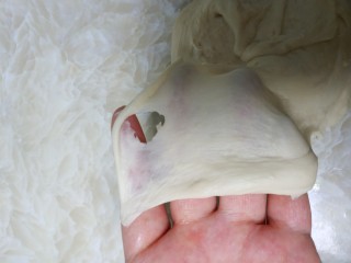 2、端午节手工粽心造型软欧包,揉至初步拓展阶段，静置2分钟左右。