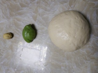 4、端午节手工粽心造型软欧包,将三份面团放置室温下醒发30分钟。