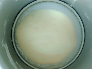 5、端午节手工粽心造型软欧包,将三份面团放置室温下醒发30分钟。