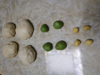 6、端午节手工粽心造型软欧包,醒发完成后，将三份面团分别分割为四等份备用