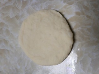 7、端午节手工粽心造型软欧包,取原色面团，用擀面杖排气擀圆