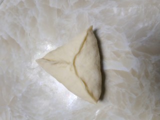 8、端午节手工粽心造型软欧包,包入一份c馅料，整形封口