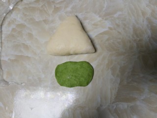 9、端午节手工粽心造型软欧包,取一份绿色面团，擀成长条