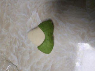 10、端午节手工粽心造型软欧包,将长条包在白色面团上