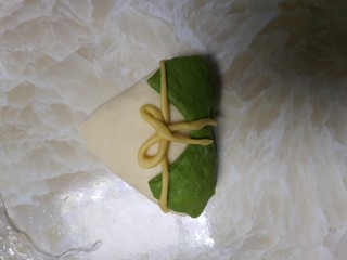 12、端午节手工粽心造型软欧包,做出腰带和蝴蝶结