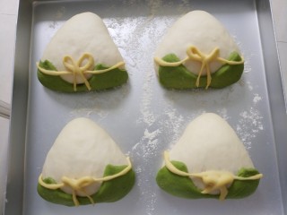 13、端午节手工粽心造型软欧包,整形完成，温度30度湿度75度发酵60分钟。