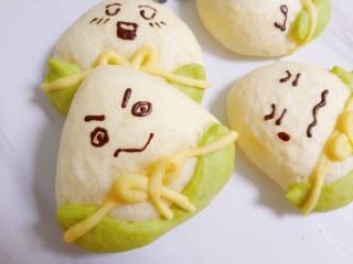 14、端午节手工粽心造型软欧包,上火160度，下火180度，烤18分钟。烤完晾凉后用巧克力笔画上可爱的表情