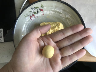 7、南瓜????红糖小圆子,揪一个块揉圆