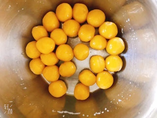 11、南瓜????红糖小圆子,捞出备用