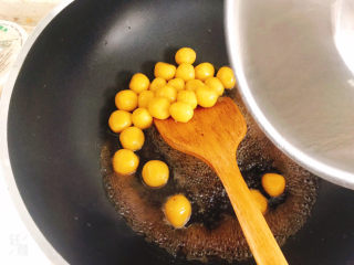 14、南瓜????红糖小圆子,倒入南瓜圆子