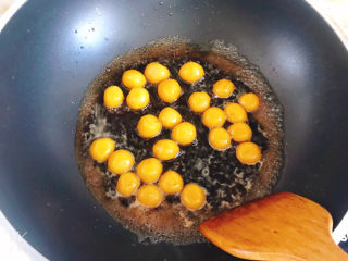 15、南瓜????红糖小圆子,加入适量水，小火煮