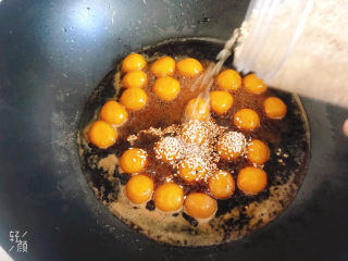 16、南瓜????红糖小圆子,小火炒至汤汁浓稠，小圆子上色，加入适量的熟白芝麻，翻拌均匀即可