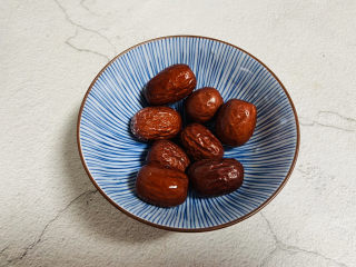 5、黑米红豆粥,红枣