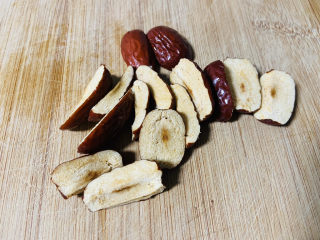 7、黑米红豆粥,红枣清洗干净去核切片