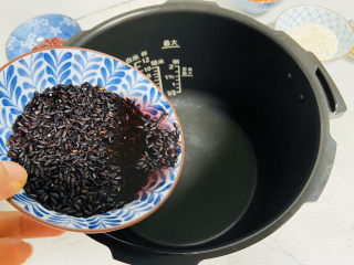 8、黑米红豆粥,黑米清洗干净后倒入电压力锅内胆