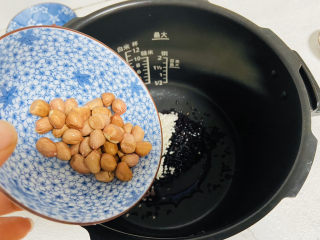 10、黑米红豆粥,倒入清洗干净的花生????