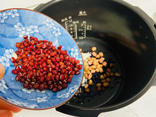 11、黑米红豆粥,倒入清洗干净的红豆