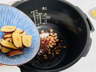 12、黑米红豆粥,倒入红枣片
