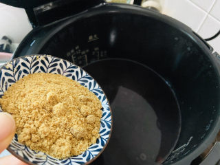 15、黑米红豆粥,倒入红糖
