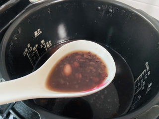 16、黑米红豆粥,搅拌均匀