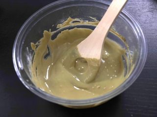 2、抹茶豆大福软欧,往盆A的干酵母上倒水，用木铲用力搅拌。加入B的材料后，为避免粉末飞溅请慢慢搅拌