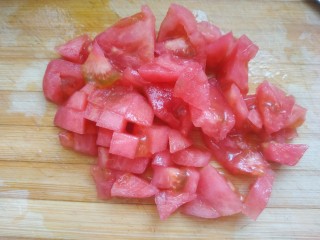 2、番茄炒西葫芦,切碎