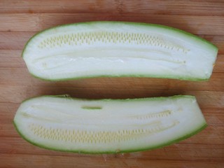 3、番茄炒西葫芦,西葫芦洗净从中间一切两半