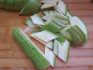 5、番茄炒西葫芦,顺着切片儿