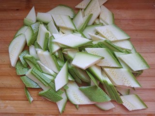 6、番茄炒西葫芦,切成菱形片