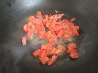 9、番茄炒西葫芦,锅中放入适量植物油,放入番茄翻炒