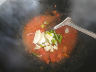 11、番茄炒西葫芦,放入葱蒜翻炒