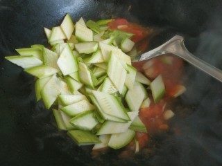 12、番茄炒西葫芦,放入西葫芦翻炒