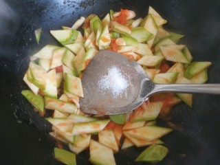 13、番茄炒西葫芦,加入适量盐翻炒